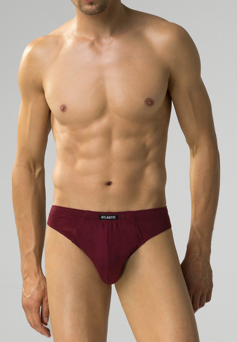 Bordowe slipy o klasycznym kroju, elastyczny pas z nadrukowaną nazwą marki "ATLANTIC" oraz gładka, miękka faktura.