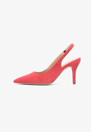 Escarpin slingback en daim rouge avec bout pointu et talon aiguille de hauteur moyenne, doublure intérieure beige et semelle lisse.