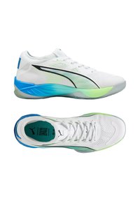 Witte sportschoen met een bovenkant van mesh, voorzien van groene en blauwe gradientaccenten, een zwart streepdessin en een gestructureerde zool voor grip.