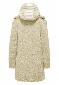 Cappotto beige testurizzato con un morbido tessuto a pelo, dotato di un cappuccio lucido e imbottito. Il cappotto ha una vestibilità dritta e spacchi laterali per facilitare i movimenti.