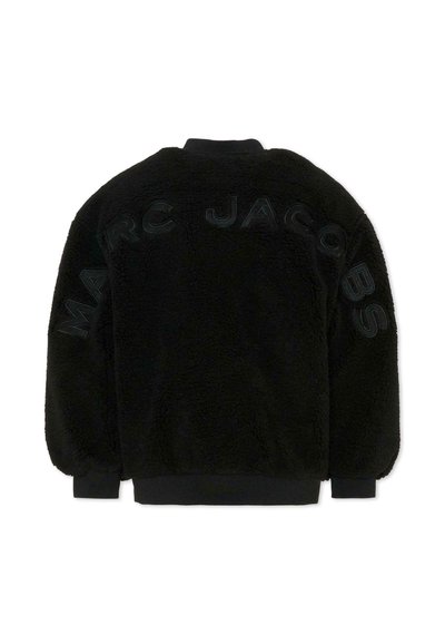 Czarna kurtka bomber z sztucznego futra z prążkowanym kołnierzem i mankietami, z napisem "MARC JACOBS" wytłoczonym na plecach w dopasowanym materiale.