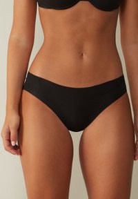 Zwarte bikini onderkant met een gladde textuur, klassieke snit en een brede tailleband, ontworpen voor comfort en eenvoud.