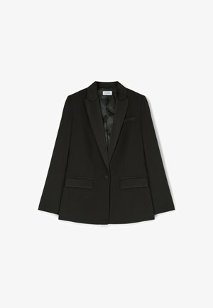 Zwarte blazer met een satijnen revers, één knoopsluiting en twee voorzakken. Heeft een getailleerde pasvorm en een soepele textuur.