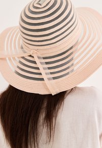 Next WEDDING OCCASION HAT - Kapelusz