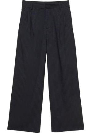 Čierne nohavice s širokými nohavicami a jemnými vertikálnymi prúžkami, s prednými skladmi, pútkami na opasok a bočnými vreckami, určené na formálne alebo kancelárske nosenie.