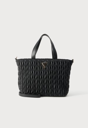Schwarze gesteppte Handtasche mit Doppelgriffen und kleinem Schulterriemen, mit einem metallischen Guess-Logo in der vorderen Mitte.