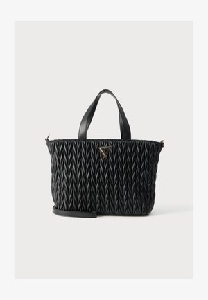 Schwarze gesteppte Handtasche mit Doppelgriffen und kleinem Schulterriemen, mit einem metallischen Guess-Logo in der vorderen Mitte.