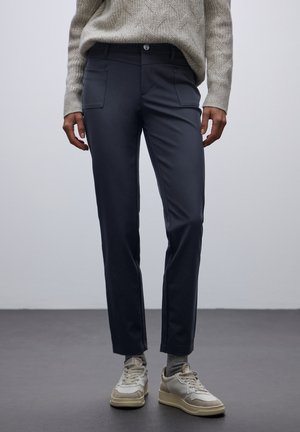 CASUAL FIT - Pantalon classique - blau