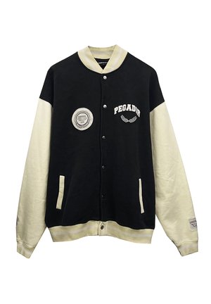 Schwarze und cremefarbene Collegejacke mit gesticktem "PEGADOR"-Text, Knöpfen, Seitentaschen und kontrastierenden Ärmeln. Der Stoff hat eine glatte Textur.