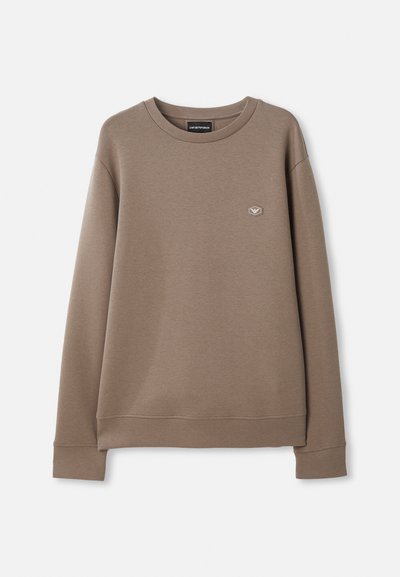 Felpa a maniche lunghe marrone con scollo rotondo e piccolo logo Emporio Armani ricamato sul lato sinistro del petto, mostrata su uno sfondo bianco semplice.