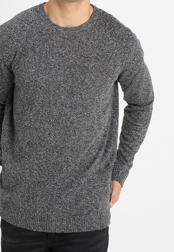 Suéter gris de punto con cuello redondo, mangas largas y un acabado texturizado. La tela parece cálida y de estilo informal.