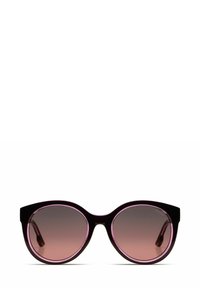 Lunettes de soleil avec une monture oversize en forme d'œil de chat. Matériau plastique noir avec un accent violet le long du bord de la lentille. Lentilles dégradées allant du marron au rose.