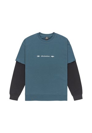 Plava-zelen sweatshirt s crnim dugim rukavima, s krojem oko vrata i bijelim logotipom u sredini sprijeda. Mekani pamučni materijal.