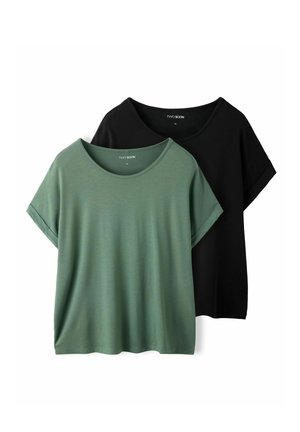 Két közepes méretű rövid ujjú póló, az egyik olívazöld, a másik fekete, kerek nyakkivágással, egymásra helyezve, síkban elrendezve, fehér háttéren.