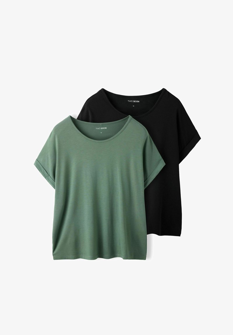 Deux T-shirts à manches courtes de taille moyenne, l'un vert olive et l'autre noir, avec des encolures rondes, posés à plat et superposés sur un fond blanc.