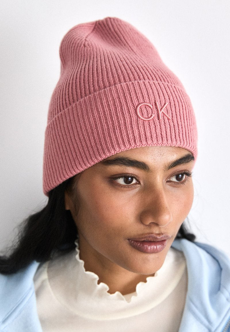 Calvin Klein EMBROIDERY BEANIE - Megzta kepurė - dusty rose