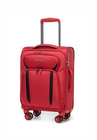 Roter Koffer mit Stoffaußenmaterial, zwei Reißverschlüssen, schwarzen Akzenten, ausziehbarem Griff, vier Rollen und vorderen Taschen zur Organisation.