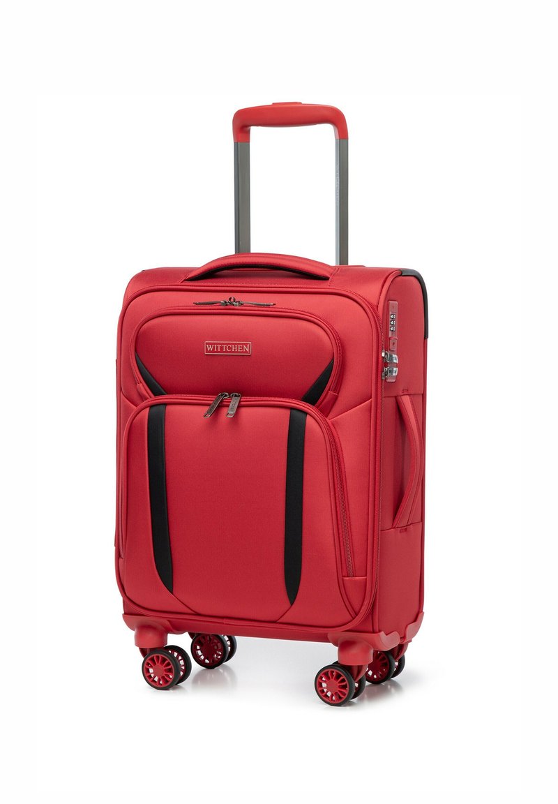 Czerwona walizka z materiałowym wykończeniem, z dwiema zamkami błyskawicznymi, czarnymi elementami, teleskopową rączką, czterema kółkami obrotowymi i przednimi kieszeniami do organizacji.