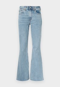 Jeans acampanados azul claro, hechos de mezclilla, con cintura alta, bolsillos delanteros y una textura sutilmente descolorida con costuras contrastantes.