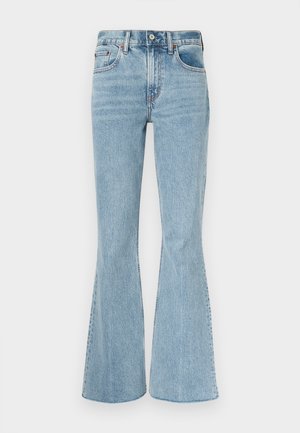 Jeans acampanados azul claro, hechos de mezclilla, con cintura alta, bolsillos delanteros y una textura sutilmente descolorida con costuras contrastantes.