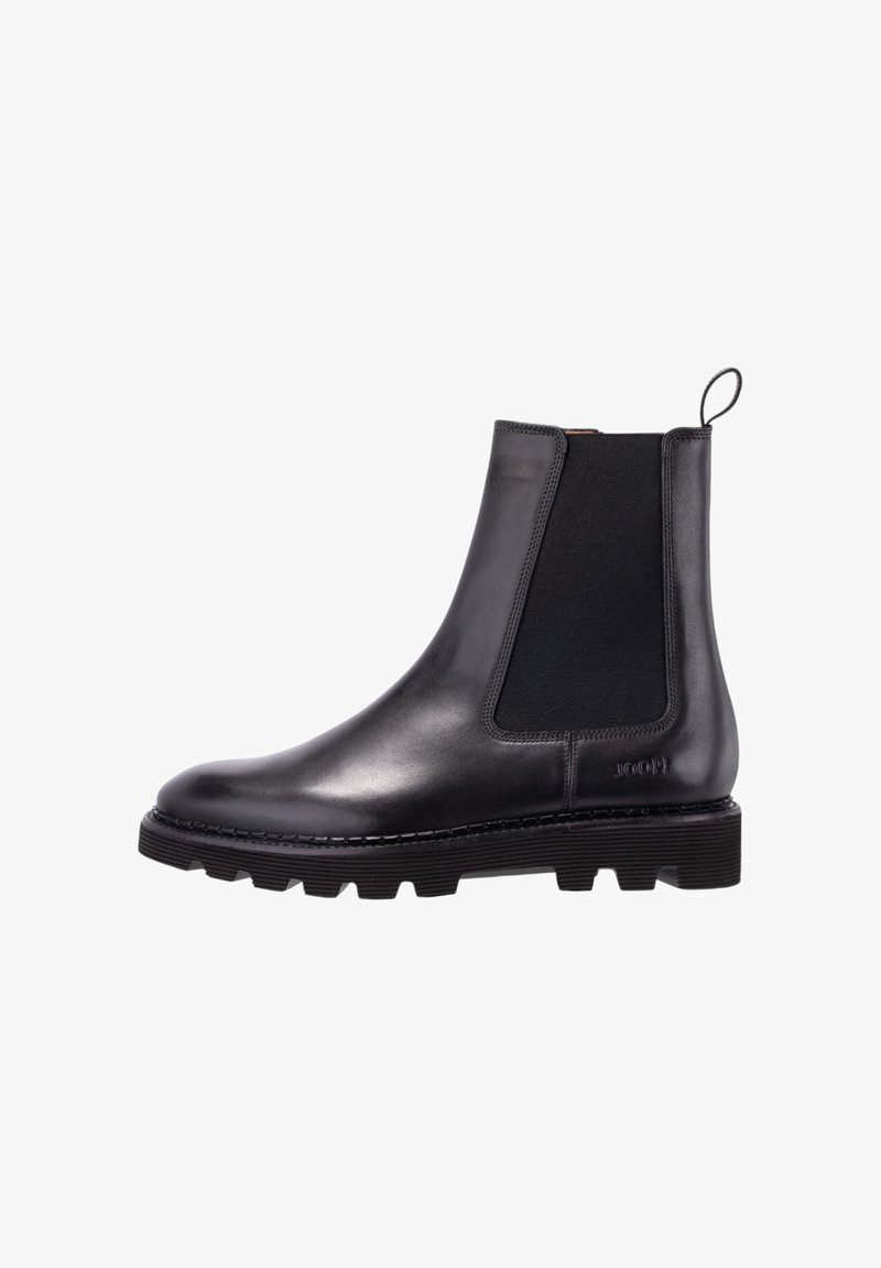 Bota Chelsea de cuero negro para tobillo con paneles elásticos en los laterales, lengüeta en el talón y suela gruesa con ranuras.