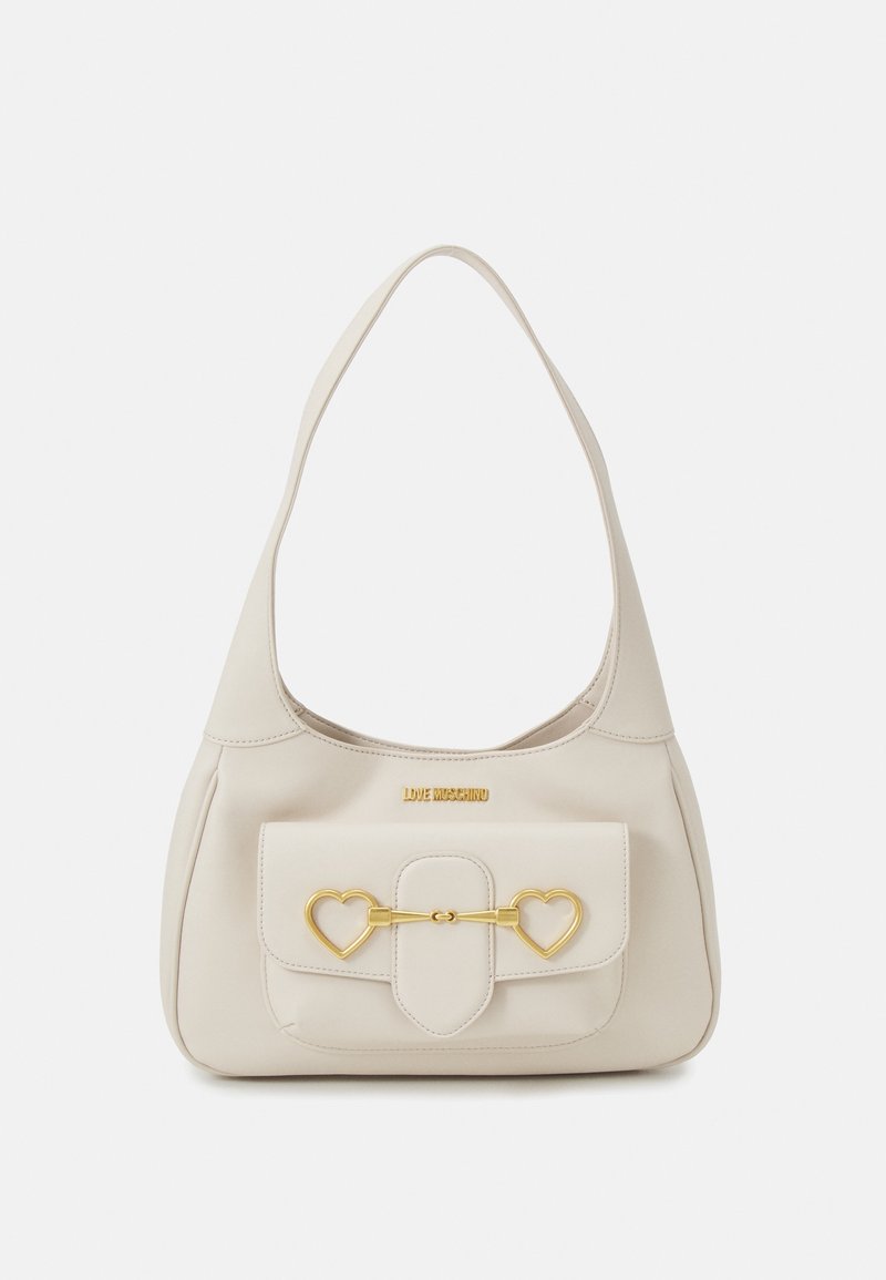 Vaaleanbeige nahkainen olkalaukku, jossa on etupuolella läppäpussi, kultainen sydämen muotoinen solki ja "Love Moschino" -logo pussin yläpuolella.