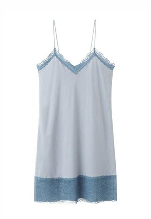 Lyseblå slipkjole med tynde stropper, blonder langs V-udskæringen og kanten, lavet af blødt stof med blomsterblonde-detaljer.