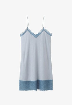 Rochie tip slip albastru deschis, cu bretele subțiri, margine din dantelă pe decolteu în V și tiv, realizată dintr-un material moale cu detalii din dantelă florală.