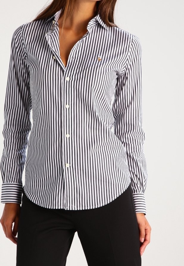 Gestreiftes Hemd in Marineblau und Weiß aus Baumwolle, mit einem spitzen Kragen und einem kleinen Logo auf der Brust. Lange Ärmel mit Manschettendetails.