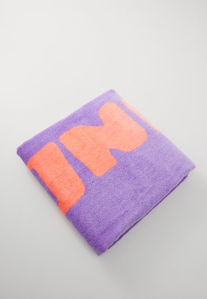 Lila Handtuch mit großen orangen Buchstaben. Weiche Textur, quadratische Form und lebendeter Farbkontrast. Ordentlich gefaltet zur Präsentation.