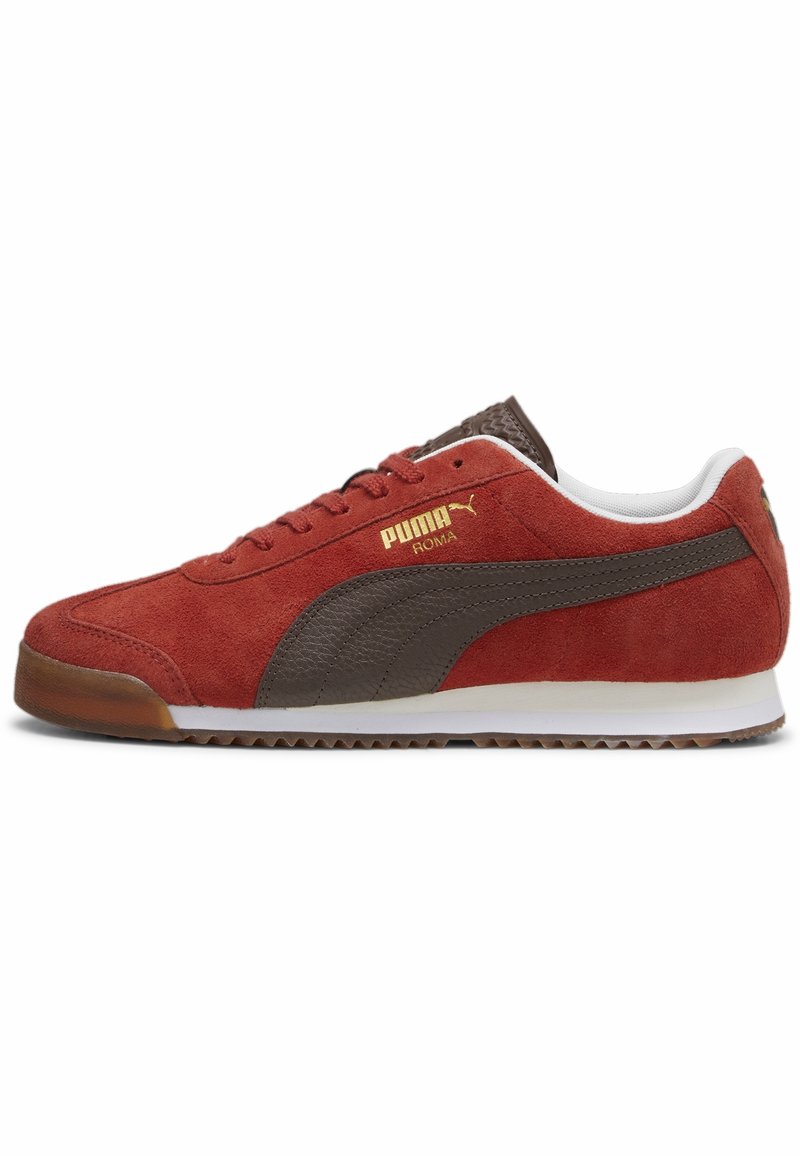 Baskets en suède rouge avec des accents en cuir marron foncé, semelle intermédiaire blanche, semelle extérieure en caoutchouc marron et logo doré sur le côté. Caractéristiques : design à lacets.