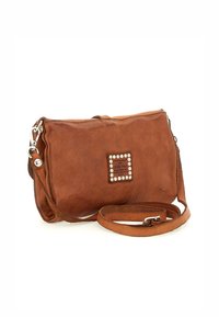 Borsa a tracolla in pelle marrone con chiusura a zip, borchie decorative e tracolla regolabile. Superficie texture con dettagli lisci.
