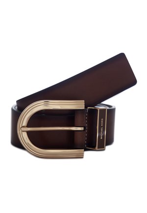 Ceinture en cuir marron avec une grande boucle incurvée dorée et une marque Michael Kors sur la boucle de ceinture, enroulée sur un fond blanc.