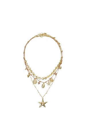 Zlatý viacvrstvový náhrdelník s námorníckymi príveskami, vrátane hviezdic, mušlí, mincí a malých korálikov na jemných retiazkach.