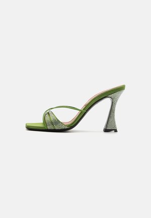 Grønne satin åben tå sandal med krydsspunne stropper, pyntet med rhinsten. Har en høj, arkitektonisk hæl med en struktureret overflade.