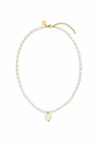 Parelketting met ovale, witte parels en een grotere centrale parel, geaccentueerd met gouden hardware en een kettingverlenging voor aanpassing.