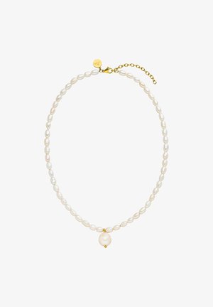 Parelketting met ovale, witte parels en een grotere centrale parel, geaccentueerd met gouden hardware en een kettingverlenging voor aanpassing.