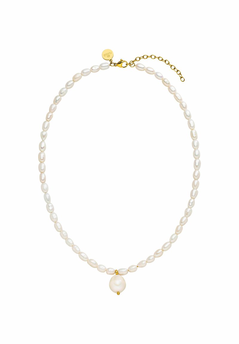 Parelketting met ovale, witte parels en een grotere centrale parel, geaccentueerd met gouden hardware en een kettingverlenging voor aanpassing.