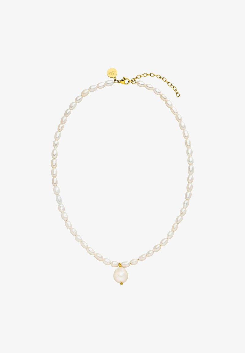 Perlenkette mit ovalen, weißen Perlen und einer größeren zentralen Perle, akzentuiert durch goldene Hardware und eine Kettenverlängerung zur Anpassung.