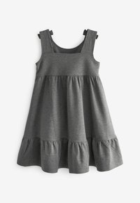 Szara sukienka bez rękawów wykonana z miękkiego materiału, z marszczonym warstwowym dołem, kwadratowym dekoltem i falbanami na ramionach.