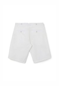 Pantaloni corti bianchi in cotone con un taglio dritto, dotati di due tasche posteriori con chiusura a bottone e passanti per la cintura. Texture liscia, design alla lunghezza del ginocchio.