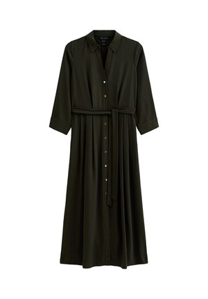 Vestido largo de manga larga en verde oscuro, confeccionado en una tela fluida con cierre de botones en la parte delantera, cintura con cinturón y detalle de falda plisada.