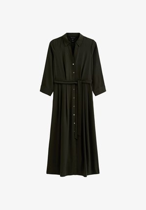 Vestido largo de manga larga en verde oscuro, confeccionado en una tela fluida con cierre de botones en la parte delantera, cintura con cinturón y detalle de falda plisada.
