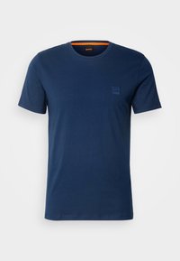 T-shirt bleu marine à manches courtes avec col rond, petit logo embossé sur la poitrine gauche et détail orange à l'encolure intérieure.