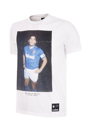 Katoenen T-shirt, wit. De voorkant heeft een grafische print van een man in een blauwe voetbaltrui met "Buitoni" en de Italiaanse vlag. Inclusief zwart logopatch.