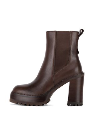 - Botki na platformie