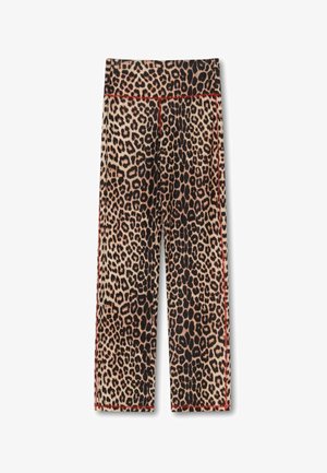 Leoparda rakstā taisnas bikses ar augstu vidukli un sarkanu redzamu diegu šuvēs, attēlotas uz balta fona.