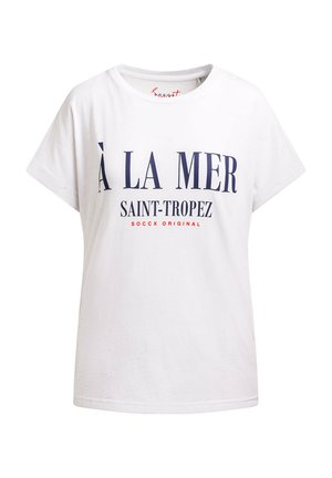 Weißes T-Shirt mit kurzen Ärmeln, vorne mit dunkelblauem Text "À LA MER SAINT-TROPEZ" und kleinem rotem Schriftzug "SOCCX ORIGINAL".
