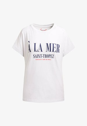 Weißes T-Shirt mit kurzen Ärmeln, vorne mit dunkelblauem Text "À LA MER SAINT-TROPEZ" und kleinem rotem Schriftzug "SOCCX ORIGINAL".