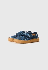 Blauwe en marineblauwe slip-on schoenen met klittenbandsluitingen en een gestructureerde bruine rubberen zool, voorzien van een abstract ontwerp en een bovenwerk van zacht stof.